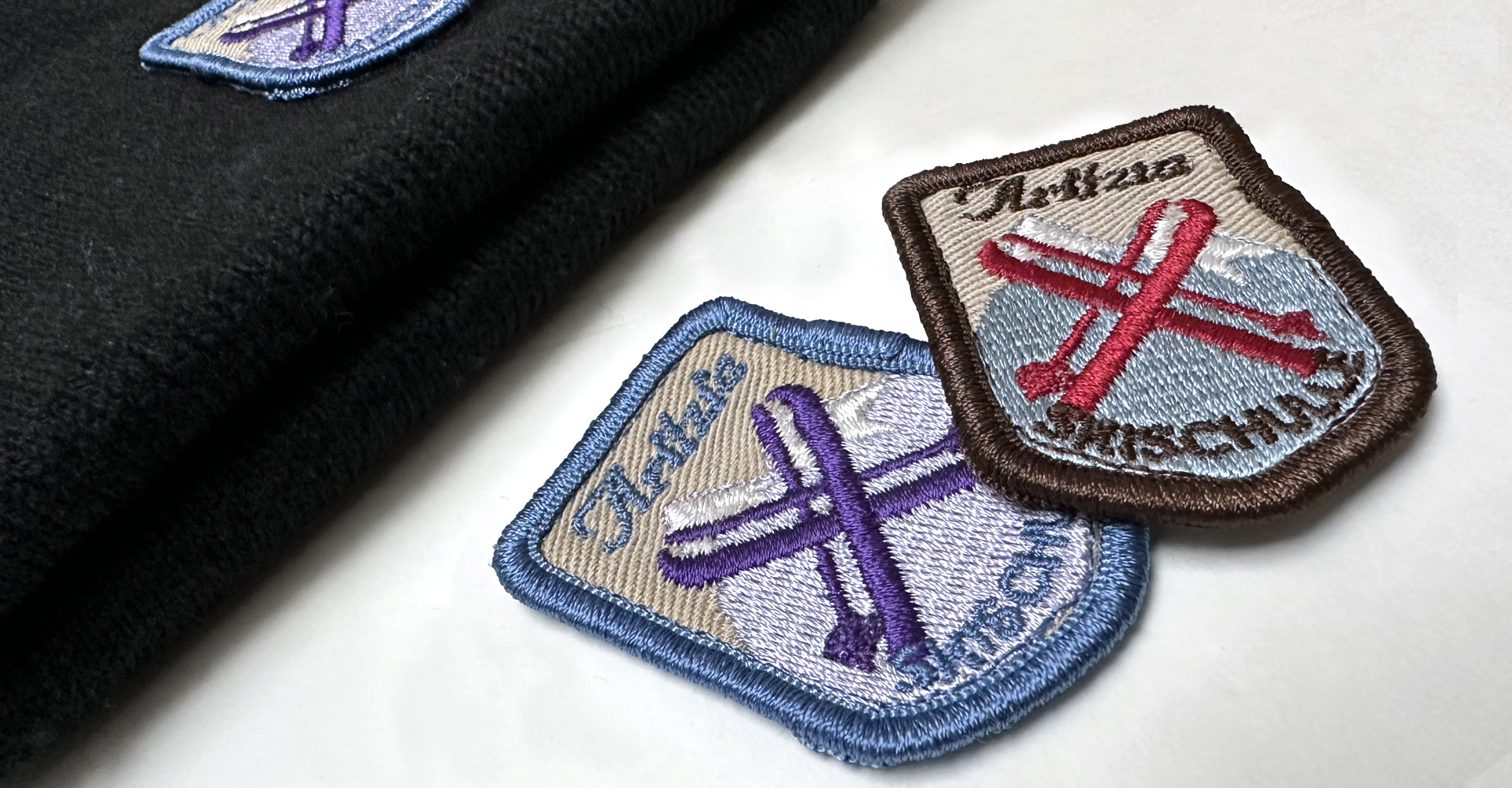 Skischulle close up badges